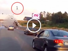 Şoferul unui Mercedes este aruncat din maşină în urma unui accident (VIDEO)