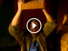 Un beţiv încearcă să spargă o cărămidă cu capul. Vezi ce se întâmplă (VIDEO)