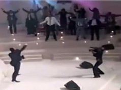 Un pastor foloseşte puterea Sfântului Duh pentru a doborî oameni (VIDEO) pastor foloseşte puterea Sfântului Duh