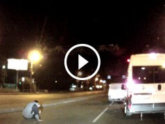 Ce păţeşte un şofer nemulţumit în trafic (VIDEO)