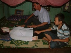 Soţia lui a murit de mult timp, însă doarme lângă cadavrul ei în fiecare noapte