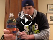 Bea o sticlă de Pepsi veche de 20 de ani. Vezi ce păţeşte! (VIDEO)