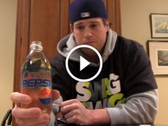 Bea o sticlă de Pepsi veche de 20 de ani. Vezi ce păţeşte! (VIDEO)