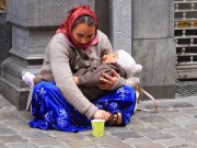 De ce dorm copiii în braţele cerşetorilor. Explicaţia este îngrozitoare