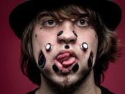 Acest băiat deţine recordul mondial pentru cele mai multe găuri în faţă modificari faciale