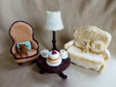 O tipă creează mobilă miniaturală din lână, iar rezultatul este incredibil