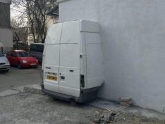 Un român și-a zidit o dubă în bloc, pentru a avea mai mult spaţiu