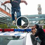 barbat-sare-pe-masina-de-politie
