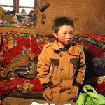 copil-merge-prin-zapada-la-scoala4