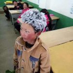 copil-merge-prin-zapada-la-scoala5