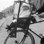 imagini-ciudate-din-trecut-bebelus-pe-bicicleta