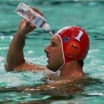 imagini-amuzante-se-uda-pe-fata-in-piscina