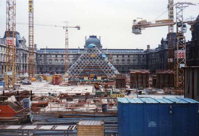 fotografii din timpul construirii muzeul louvru