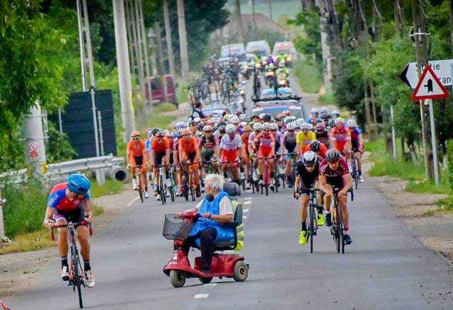 imagini amuzante batrana biciclisti