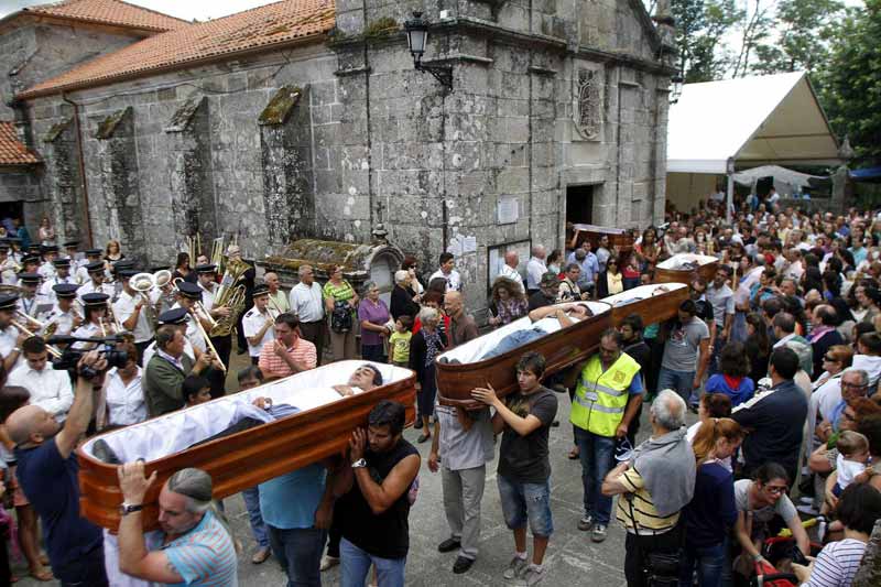 festivaluri ciudate sicrie prin oras