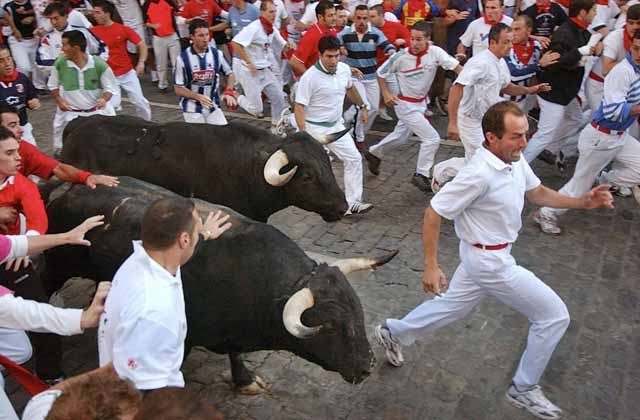 festivaluri ciudate tauri in pamplona