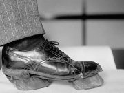 De ce purtau oamenii pantofi cu copite de vacă în timpul Prohibiţiei? pantofi cu copite de vacă