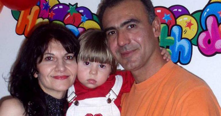 morţi lângă fiul lor