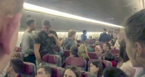 încercat să deschidă uşa unui avion