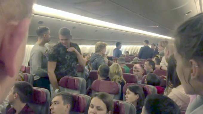 încercat să deschidă uşa unui avion