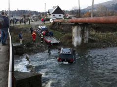 Un bărbat a vrut să-şi spele SUV-ul în râu, dar l-a scăpat în apă SUV-ul în râu