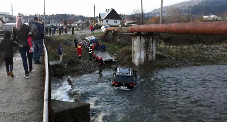 SUV-ul în râu