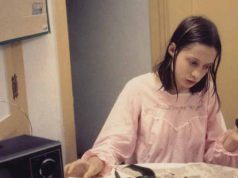 Genie, fetiţa sălbatică ce şi-a petrecut copilăria închisă într-o cameră de tatăl său fetiţa sălbatică