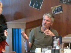 Chelneriţa care a primit bacşiş un bilet de loterie câştigător, de 10 mil. $ bacşiş un bilet de loterie câştigător