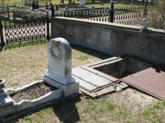 O mamă a făcut scări către mormântul fiicei sale, pentru a-i fi alături pe vreme rea