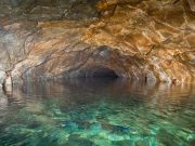 Un geolog a descoperit cea mai veche apă din lume, pe care a şi gustat-o: are peste 2 miliarde de ani cea mai veche apă