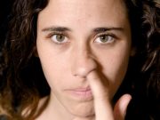 Iată cum scobitul în nas poate creşte riscul de Alzheimer scobitul în nas
