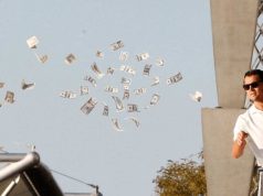 Clienţii unei bănci au retras zeci de milioane de dolari în urma unei defecţiuni. Cei mai mulți bani au fost scoși de studenți Clienţii unei bănci au retras zeci de milioane