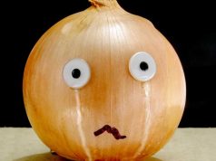 De ce tăiatul cepei te face să plângi? Explicaţia ştiinţifică este extrem de interesantă de ce tăiatul cepei te face să plângi