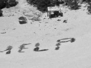 3 marinari au fost salvați după ce semnul „HELP” a fost observat pe o mică insulă îndepărtată din Oceanul Pacific marinari au fost salvați