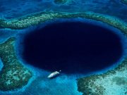 A fost descoperită cea mai adâncă gaură albastră din lume, în interiorul căreia se crede că se află peșteri și tuneluri ascunse cea mai adâncă gaură albastră belize