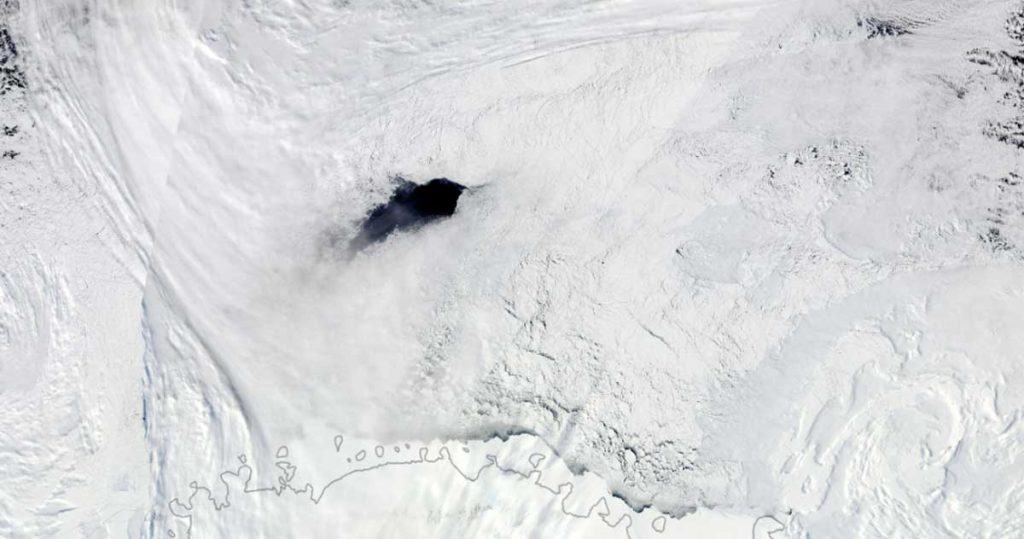 gaură uriașă în gheața din Antarctica