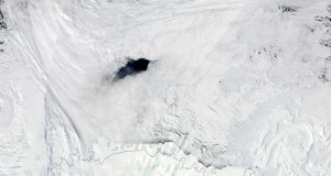 gaură uriașă în gheața din Antarctica