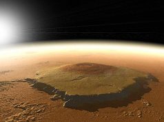 Olympus Mons, cel mai mare munte din Sistemul Solar, se află pe Marte. Everestul este mic pe lângă acest munte olympus mons