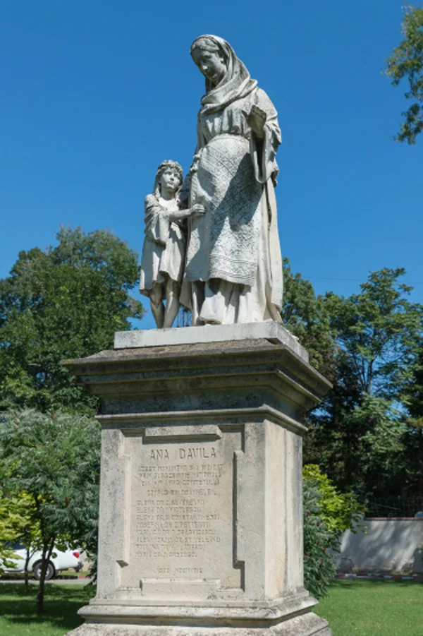 ana davila statuie