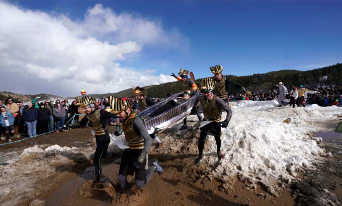 O cursă de sicrie la Frozen Dead Guy Days din Nederland, Colorado, în 2018