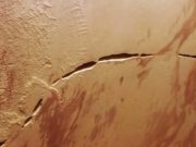 O nouă imagine uimitoare arată o „cicatrice uriașă” care se întinde pe suprafața planetei Marte canion sub formă de cicatrice pe suprafaţa planetei Marte