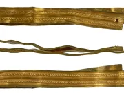 Un băiat de 12 ani a găsit o brățară militară de aur din Epoca Romană în timp ce își plimba cățelul băiat de 12 ani a găsit o brățară militară de aur