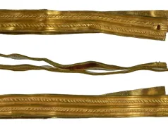 Un băiat de 12 ani a găsit o brățară militară de aur din Epoca Romană în timp ce își plimba cățelul băiat de 12 ani a găsit o brățară militară de aur