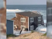 Priviți o casă luată de valuri și dusă în larg de uraganul Ernesto (Video)