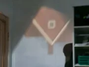 Un bărbat cere ajutor pentru a explica de ce casa vecinului este proiectată pe peretele dormitorului său casa vecinului este proiectată pe peretele dormitorului