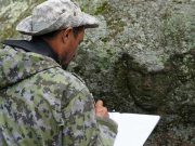 O față umană misterioasă sculptată în piatră, datând din Epoca Bronzului, a fost descoperită în Kazahstan față umană misterioasă sculptată în piatră