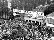 14 August 1980: 17.000 de muncitori au intrat în grevă în Polonia, marcând începutul mișcării Solidaritatea Lech Wałęsa solidaritatea