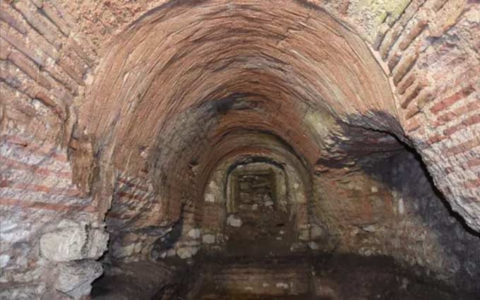 tunel sub biserica1