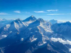 Muntele Everest este mai înalt decât ar trebui