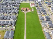 Vecinii familiei care a refuzat oferta de 30 de milioane de euro din partea dezvoltatorilor spun că sunt „recunoscători” pentru decizia lor Vecinii familiei care a refuzat oferta de 30 de milioane de euro din partea dezvoltatorilor